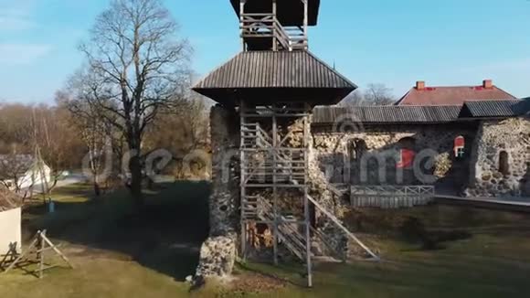 拉脱维亚利姆巴齐中世纪城堡遗址鸟瞰图视频的预览图