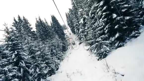 滑雪电梯上雪林的人视频的预览图