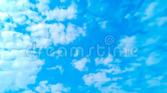 早晨美丽的云彩和蓝天的时光流逝视频的预览图