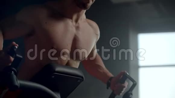 背部最宽肌肉的力量训练健美运动员进行举重训练视频的预览图