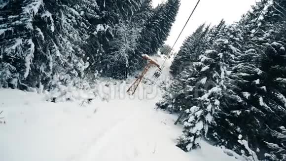 滑雪电梯上雪林的人视频的预览图