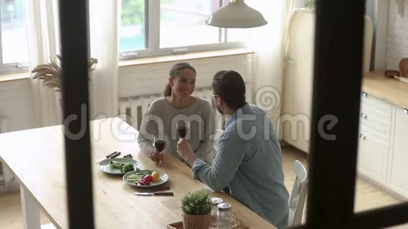 快乐的一对夫妇在家里坐在桌上一边说着碰杯视频的预览图