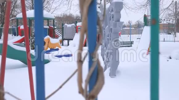 孩子们在大雪中操场视频的预览图