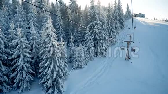 滑雪电梯上雪山的人们视频的预览图