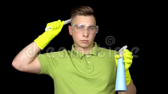 一个年轻人用马桶刷梳头发人戴安全眼镜和手套清洁厕所他拿着视频的预览图