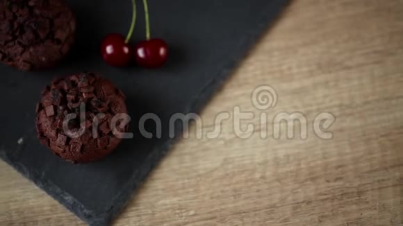 桌上有鲜奶油樱桃和巧克力的漂亮小蛋糕自制派对甜点慢动作录像视频的预览图