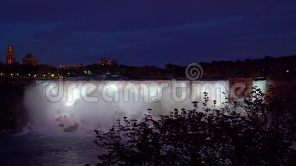 加拿大安大略省尼亚加拉瀑布夜间灯光照明的美国瀑布视频的预览图