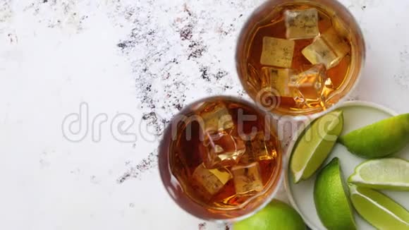 威士忌酸饮料与柠檬在玻璃石土背景视频的预览图