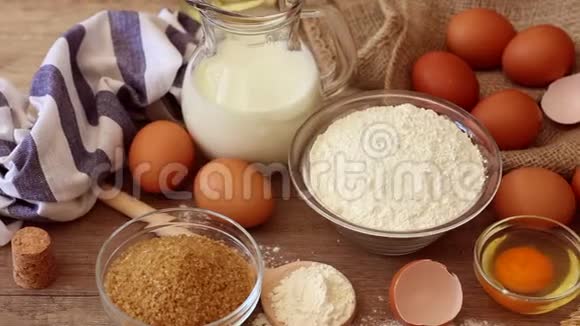准备制作糕点的配料表鸡蛋牛奶面粉放在桌面上慢动作录像视频的预览图