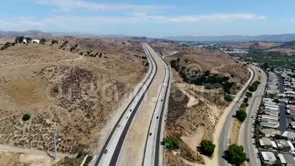穿越加州摩尔公园小镇的高速公路鸟瞰图视频的预览图
