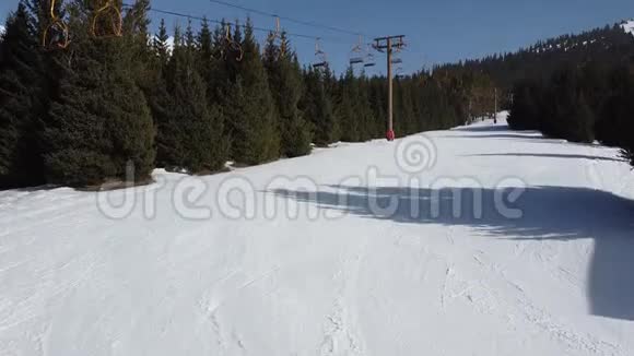 观山林和索道景观冬天的自然在滑雪场上空飞行视频的预览图