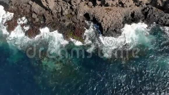 从空中俯瞰熔岩悬崖和蓝色海洋加那利群岛兰萨罗特视频的预览图