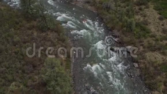 鸟瞰的山河表面提供了一个垂直的视图4k视频的预览图