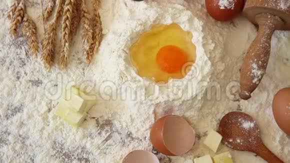 准备制作糕点的配料表鸡蛋牛奶面粉放在桌面上慢动作录像视频的预览图