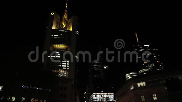 这种黄色的新月形的光在法兰克福全都被吸收了视频的预览图