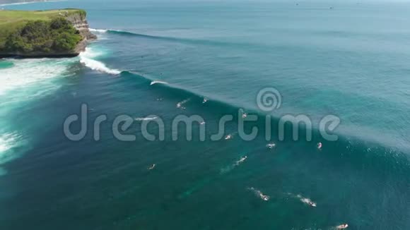 与冲浪者和海浪在海洋中的鸟瞰冲浪和海浪视频的预览图