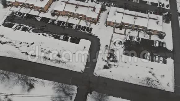 雪覆盖了小镇的冬季无人机镜头低飞在郊区附近视频的预览图
