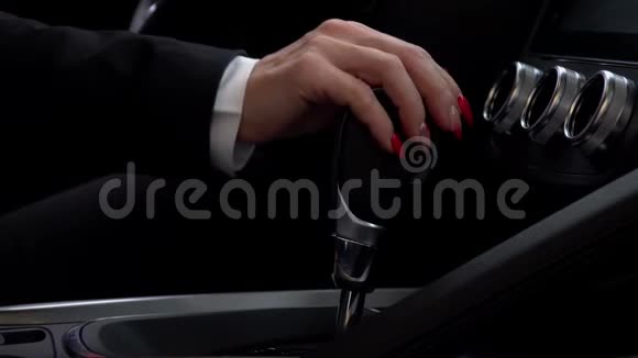 一个女人在车里换变速箱用传感器视频的预览图