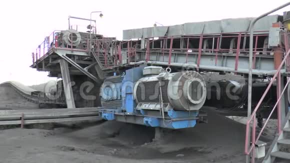 哈萨克斯坦埃基巴斯图兹市巴甫洛达尔地区2015年10月15日段东矿物的提取输送系统视频的预览图