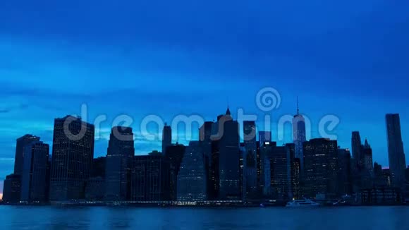 摩天大楼的灯光照亮了曼哈顿时间流逝视频的预览图