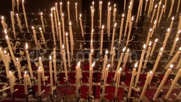 莫迪纳天主教堂的灯光和蜡烛多莫大教堂视频的预览图