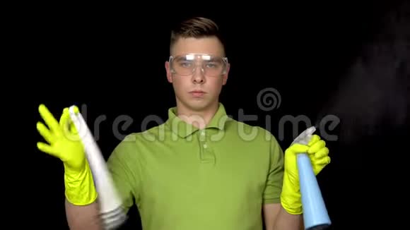 一个年轻人把马桶刷拧在她的手指上从一个喷雾瓶里喷水戴安全眼镜的人视频的预览图