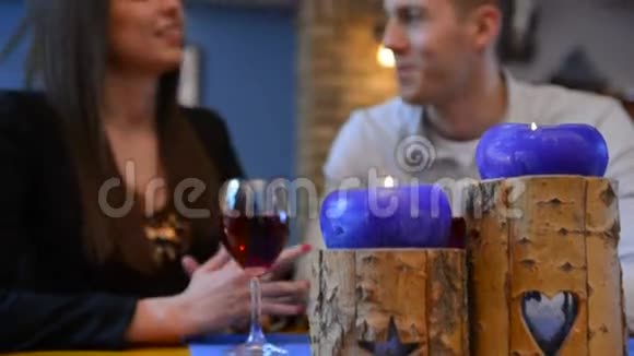 一对情侣坐在餐桌旁喝着酒视频的预览图