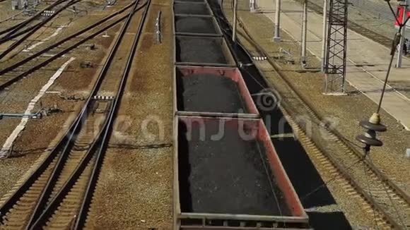满载煤炭的火车视频的预览图
