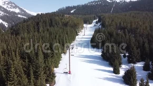 观山林和索道景观冬天的自然在滑雪场上空飞行视频的预览图
