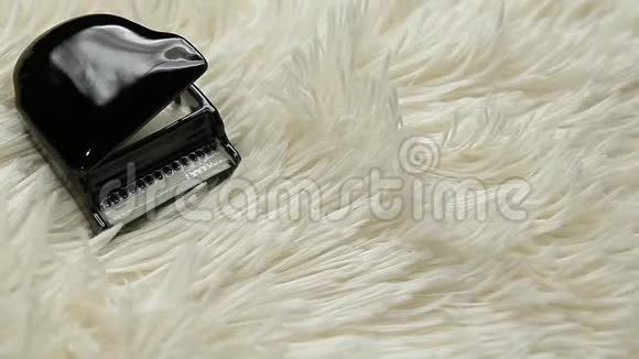 黑色钢琴白色羊毛背景高清镜头视频的预览图