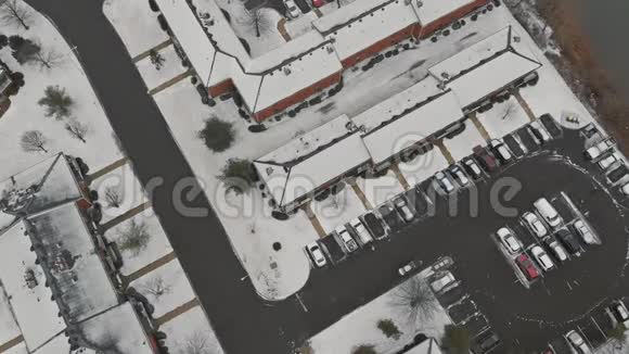 雪覆盖屋顶和街道在冬季鸟瞰道路和房屋冬季景观视频的预览图