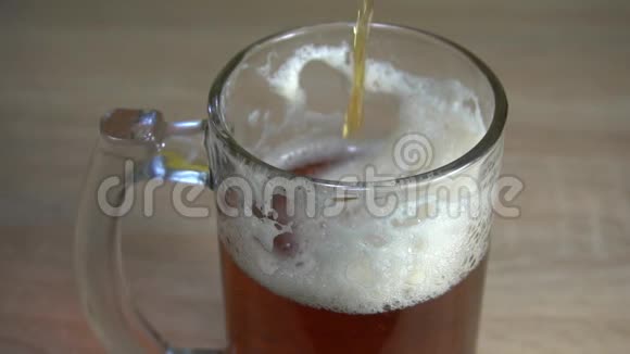 啤酒慢慢倒入杯中视频的预览图