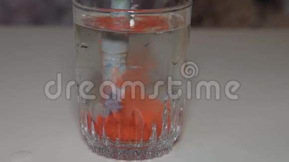 油漆中的刷子在一杯水中混合视频的预览图