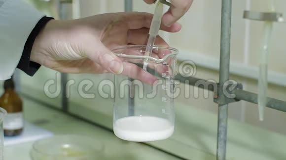 实验室控制实验牛奶测试试剂和牛奶混合反应视频的预览图