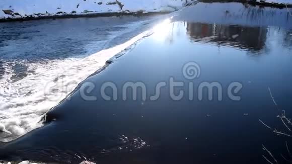 河上溅起的水花和水面上反射的太阳视频的预览图