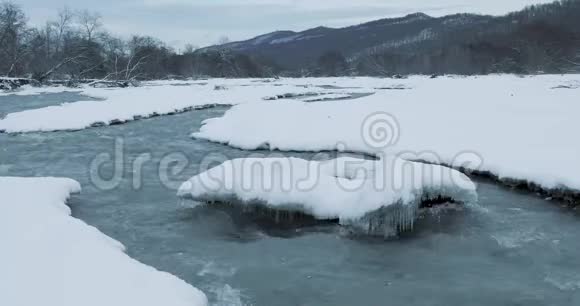 冬天山河在山上流过视频的预览图
