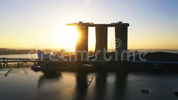 新加坡2007年242020年清晨的阳光透过滨海湾金沙大厦视频的预览图