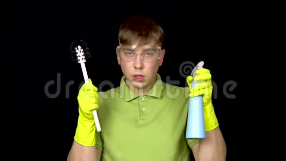 一个头发凌乱的年轻人打扫完了人戴安全眼镜和手套清洁厕所他拿着视频的预览图