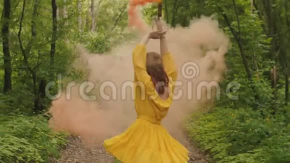 快乐的女人在彩色烟雾中旋转视频的预览图