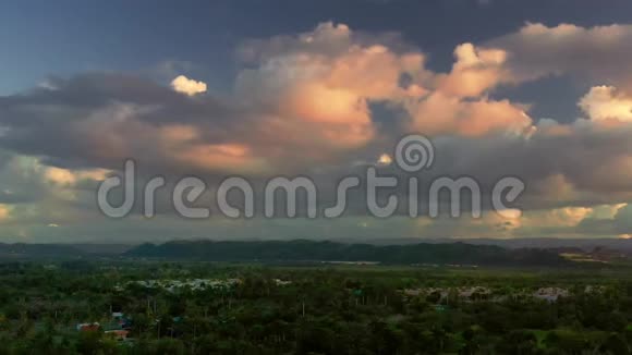 日落时Drone用粉红色的蓬松云在热带风景中拍摄视频的预览图