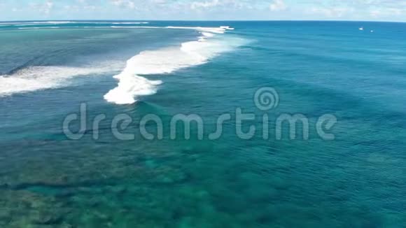 热带海洋中的蓝桶波海浪的空中景色视频的预览图