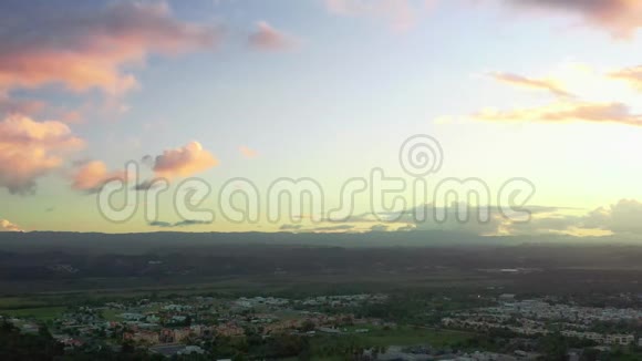 日落时Drone在热带风景中拍摄视频的预览图