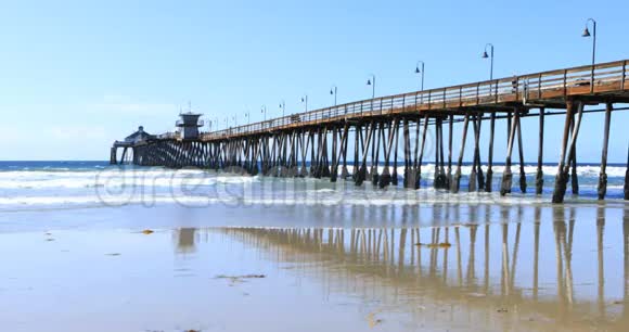 加州帝国海滩码头景观视频的预览图