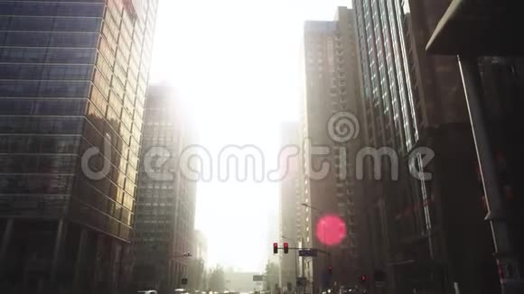 早晨日出时在城市的现代马车之间驾驶小雾视频的预览图