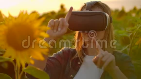 这位青少年正在大自然中的夏天晚上戴着VR眼镜工作视频的预览图