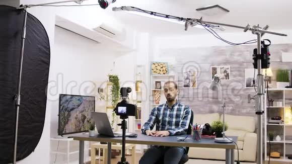 年轻的vlogger使用现代技术的幕后黑手视频的预览图