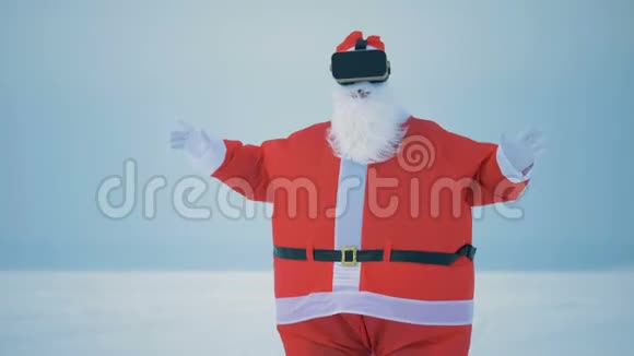 穿圣诞老人服装的人戴着VR眼镜特写视频的预览图