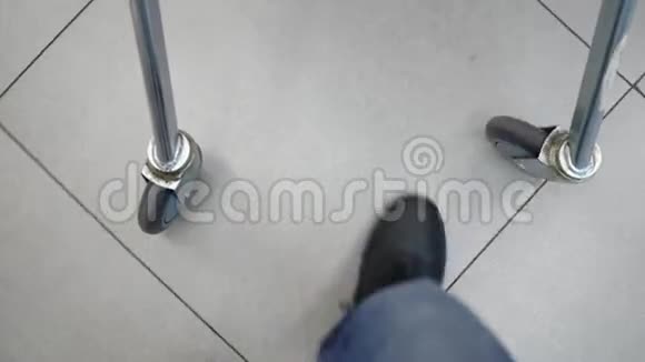 用购物车行走的男性脚的特写买东西的人在超市购物后把东西送到停放的车上视频的预览图