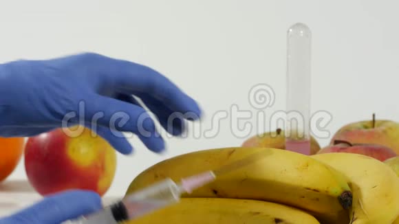 带手套的女人用注射器果实遗传修饰视频的预览图