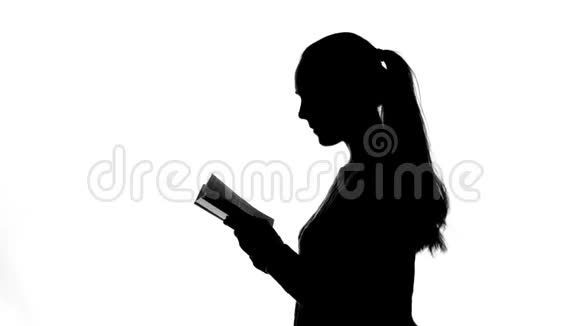 年轻女孩带书的视频视频的预览图